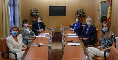 En el lado izquierdo de la mesa, Ana de la Cueva, Pilar Paneque y Raúl Blanco. A la derecha, Sara Aagesen, Bartolomé Lora y Javier Loriente.