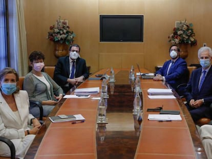 En el lado izquierdo de la mesa, Ana de la Cueva, Pilar Paneque y Raúl Blanco. A la derecha, Sara Aagesen, Bartolomé Lora y Javier Loriente.