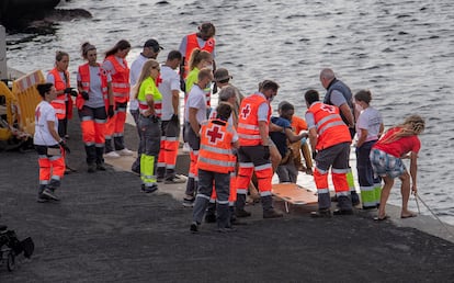 Los servicios de emergencias atienden a varios migrantes a su llegada al puerto de La Resting, en El Hierro, Canarias (España), el domingo 15 de septiembre.