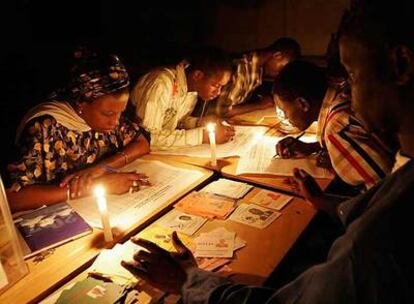 Varios interventores cuentan los votos en un colegio electoral sin electricidad la noche del domingo en Dakar.