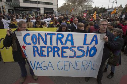 Una pancarta crida a la vaga general per protestar contra la detenció de l'expresident Carles Puigdemont.
