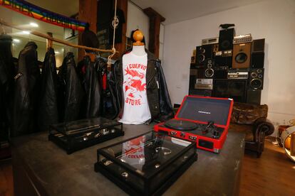 Objetos a la venta en Cueva Store, que cerró a final de octubre y organiza una fiesta de despedida el 25 y 26 de noviembre.