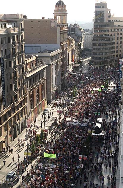 Vista general de la manifestación por la Gran Vía de Madrid.