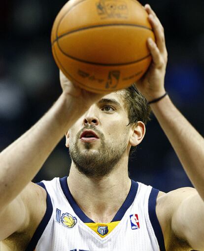 Marc Gasol se prepara para lanzar durante el partido de los Grizzlies ante Minnesota