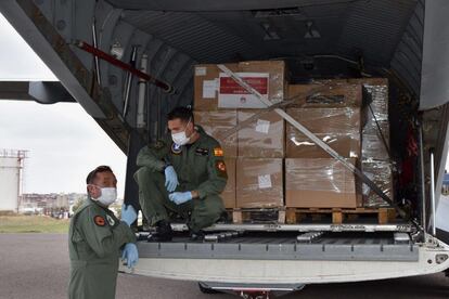 En la imagen, el avión militar que envió a Melilla el Ministerio de Sanidad con 52.300 mascarillas y 5.800 guantes.