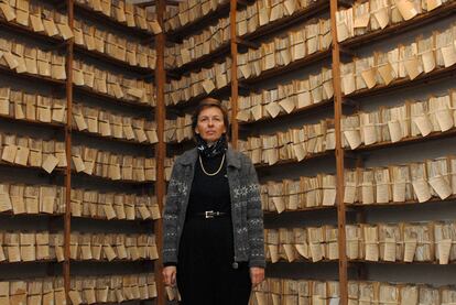 La viuda de la duquesa, Liliane Dahlmann, posa en los archivos de la Fundacin Casa de Medina Sidonia, dos semanas despus de su fallecimiento.