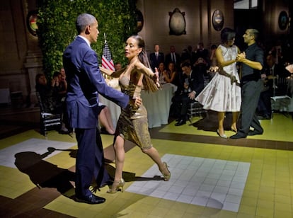Va ser al final del sopar d'honor ofert ahir a la nit pel mandatari argentí, Mauricio Macri, quan Obama i la seva dona, Michelle, van observar amb gran atenció com una parella de ballarins de tango es movia amb precisió en un petit espai davant de la taula on sopaven. A la imatge, el matrimoni Obama balla tango a Buenos Aires, el 23 de març del 2016.