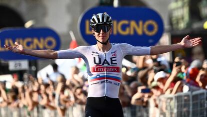 Tadej Pogacar cruza como ganador del Giro de Lombardía, este sábado.