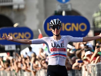 Tadej Pogacar cruza como ganador del Giro de Lombardía, este sábado.