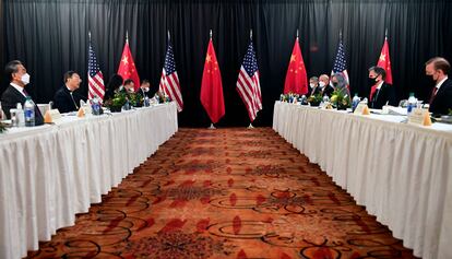 Las delegaciones china y estadounidense, reunidas en el hotel Captain Cook de Anchorage, este jueves en Alaska.
