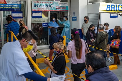 Personas aguardan a aplicarse una prueba covid, en Ciudad de México.
