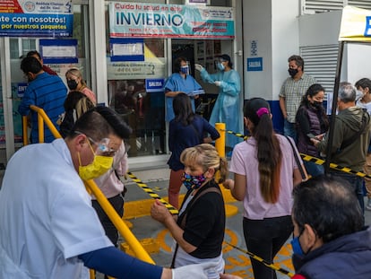 Personas aguardan a aplicarse una prueba covid, en Ciudad de México.