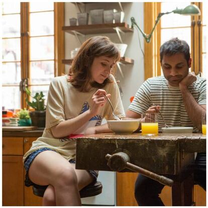 <b>Lo que denuncia.</b> El complicado futuro de la generación 'millennial'.
'Master of none' es una serie agarrada a su tiempo, el actual. Presenta los conflictos y reflexiones de la llamada generación 'millennial', los veinteañeros y treinteañeros de hoy mismo. Las relaciones personales, los conflictos raciales, su forma de enfrentarse a un mundo lleno de violencia y negativismo... Todo en forma de comedia gracias a Aziz Ansari. La serie fluye a golpe de carcajadas sin perder en ningún momento la autocrítica, a veces, francamente dolorosa. Es fácil identificarse con las torpezas y las carencias de su protagonista, que escenifica muy bien el desconcierto generalizado que nos acucia.
<b>Dónde.</b> Desde 2015 en Netflix.