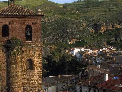 Mirador en Cervera del Río Alhama, con la iglesia de Santa Ana en primer plano y el pueblo al fondo.