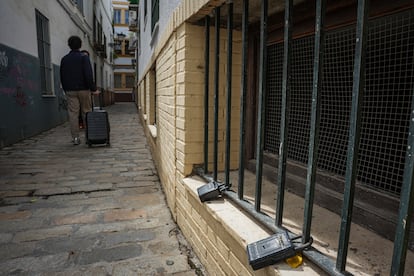 Una estampa habitual en Sevilla: las maletas de ruedas recorriendo sus calles estrellas y repletas de alojamiento para turistas. 