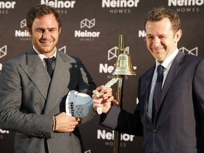 Juan Pepa, del fondo Lone Star, y Juan Velayos, consejero delegado Neinor, en el debut bursátil.