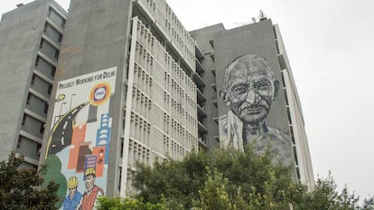 El mural de Mahatma Gandhi en la Jefatura Central de la Policia de Nueva Delhi.