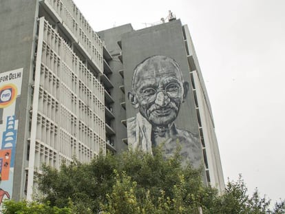 El mural de Mahatma Gandhi en la Jefatura Central de la Policia de Nueva Delhi.