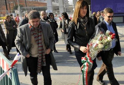 La consejera Idoia Mendia encabeza el acto de homenaje del Gobierno vasco junto a los representantes de UGT y CC OO.