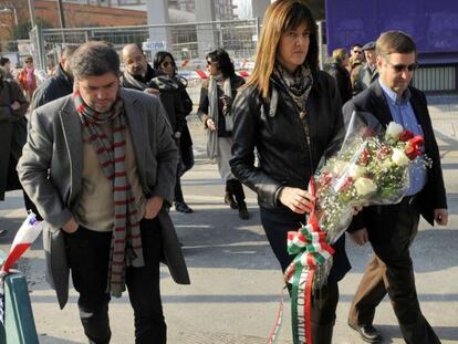 La consejera Idoia Mendia encabeza el acto de homenaje del Gobierno vasco junto a los representantes de UGT y CC OO.
