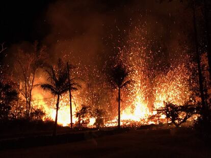 Fisura volcánica con fuentes de lava de hasta 70 metros en Leilani Estates, Hawái, el 5 de mayo de 2018, en una imagen publicada por el Servicio Geológico de los Estados Unidos.