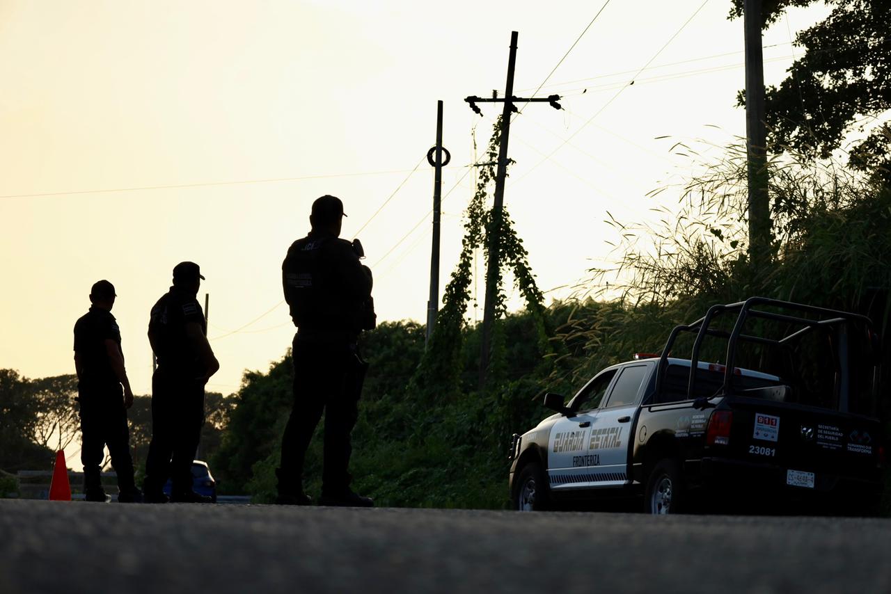 Policías estatales vigilan en el puerto fronterizo Talismán, en la frontera con Guatemala, el 11 de diciembre.