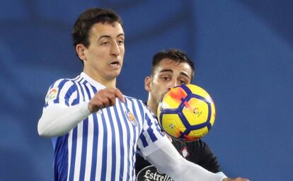 Oyarzabal, de la Real Sociedad, controla la pelota ante Jonny, del Celta.