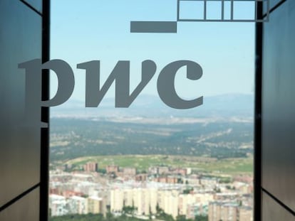 Logotipo de PwC en una de las ventanas de la sede en Madrid.