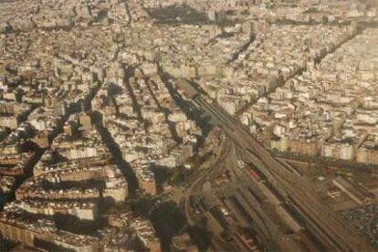 Vista aérea de Valencia con el suelo ferroviario donde se desarrollará el Parque Central, en primer término.