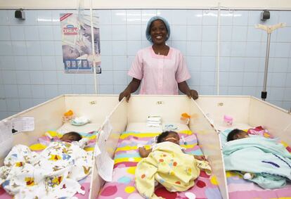 Via-Juliana Akre, enfermera de 41 años, posa en su hospital en Abiyán (Costa de Marfil).
