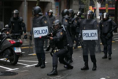 Agents de policia disparen pilotes de goma a Barcelona.