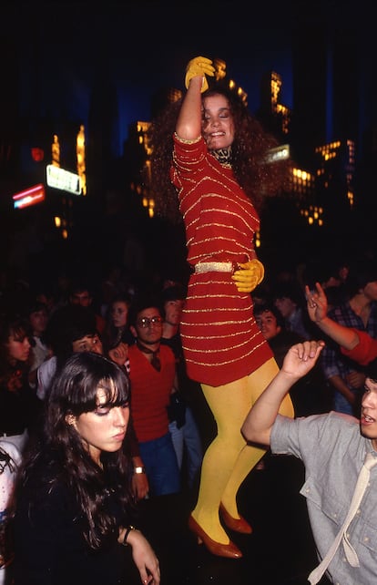 A?os ochenta. Una mujer baila en una discoteca den Buenos Aires.