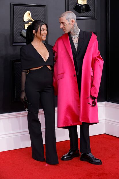 Kourtney Kardashian, de Cushnie et Ochs y Travis Barker, de Givenchy.