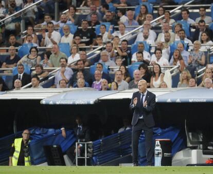 Zidane aplaude a sus jugadores desde la banda.