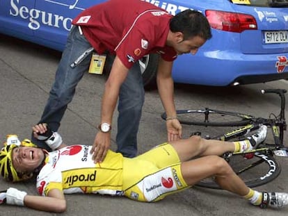 Gómez Marchante yace en el suelo tras su caída después de chocar con una moto parada.