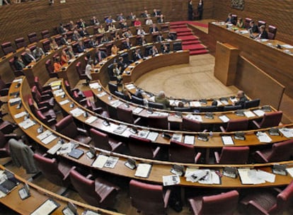 Imagen de los escaños vacíos de la oposición en protesta por el <i>tongo</i> del PP, que retrasó una votación para evitar perder.
