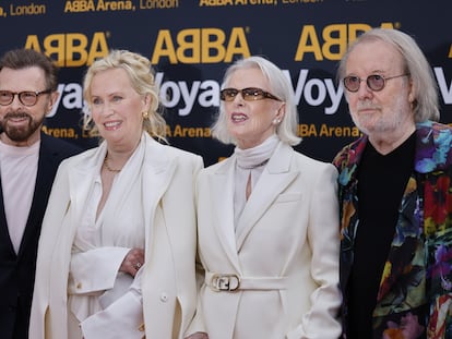 De izquierda a derecha, Bjorn Ulvaeus, Agnetha Faltskog, Anni-Frid Lyngstad y Benny Andersson en la alfombra roja de la presentación inaugural del espectáculo 'ABBA Voyage' en el ABBA Arena de Queen Elizabeth Olympic Park, en Londres.