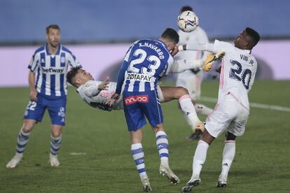 Mariano intenta rematar un balón de chilena en presencia de Vinícius y de varios contrarios.