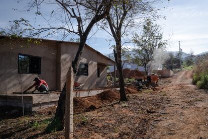 Los excombatientes de las FARC construyen casas y buscan una nueva vida con el constante miedo de ser asesinados.