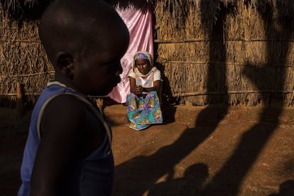 Hajara, 28 anos, e seu filho Hassan, 3, em frente ao alojamento no campo de deslocados internos de Elevage, em Bambari, onde vivem há três anos com cerca de 20.000 pessoas, a maioria muçulmana do grupo étnico Fulani. Quase 40.000 pessoas deslocadas internamente juntaram-se aos 54.000 habitantes de Bambari, a segunda maior cidade da República Centro-Africana.