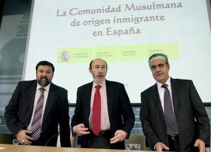 Alfredo Pérez Rubalcaba, Francisco Caamaño y Celestino Corbacho, durante la presentación del estudio.