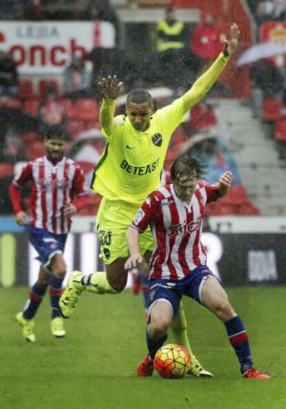 Deyverson vuela ante Halilovic.