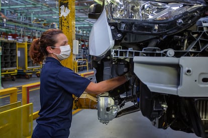 Una empleada de Ford, en la planta de montaje de Almussafes