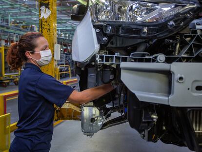 Una empleada de Ford, en la planta de montaje de Almussafes