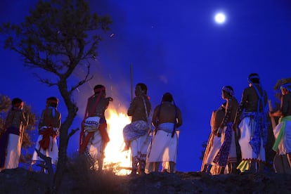 Indígenas rarámuris se reúnen en Norogachi para festejar el inicio del ciclo agrícola.