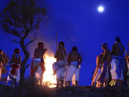 Indígenas rarámuris se reúnen en Norogachi para festejar el inicio del ciclo agrícola.