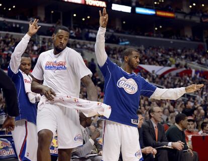 Willie Green, DeAndre Jordan y Chris Paul celebran una buena jugada de su equipo.