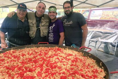 El chef Jos&eacute; Andr&eacute;s frente a una paella para 650 personas el mi&eacute;rcoles en Puerto Rico.