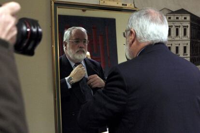 El exministro de Agricultura, Miguel Arias Cañete, se prepara para la foto de la credencial de diputado en el Congreso.
