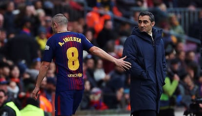 Iniesta deja el campo ante la mirada de Valverde.